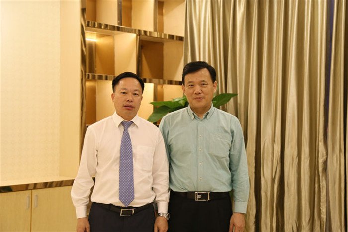 恒大材料公司董事长余伟桥与黄瓜视频黄色网站公司董事长叶荣恒在“一对一”交流会上合影.jpg